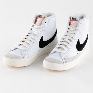 Nike Women's Blazer Mid 77 Shoes
Size 8